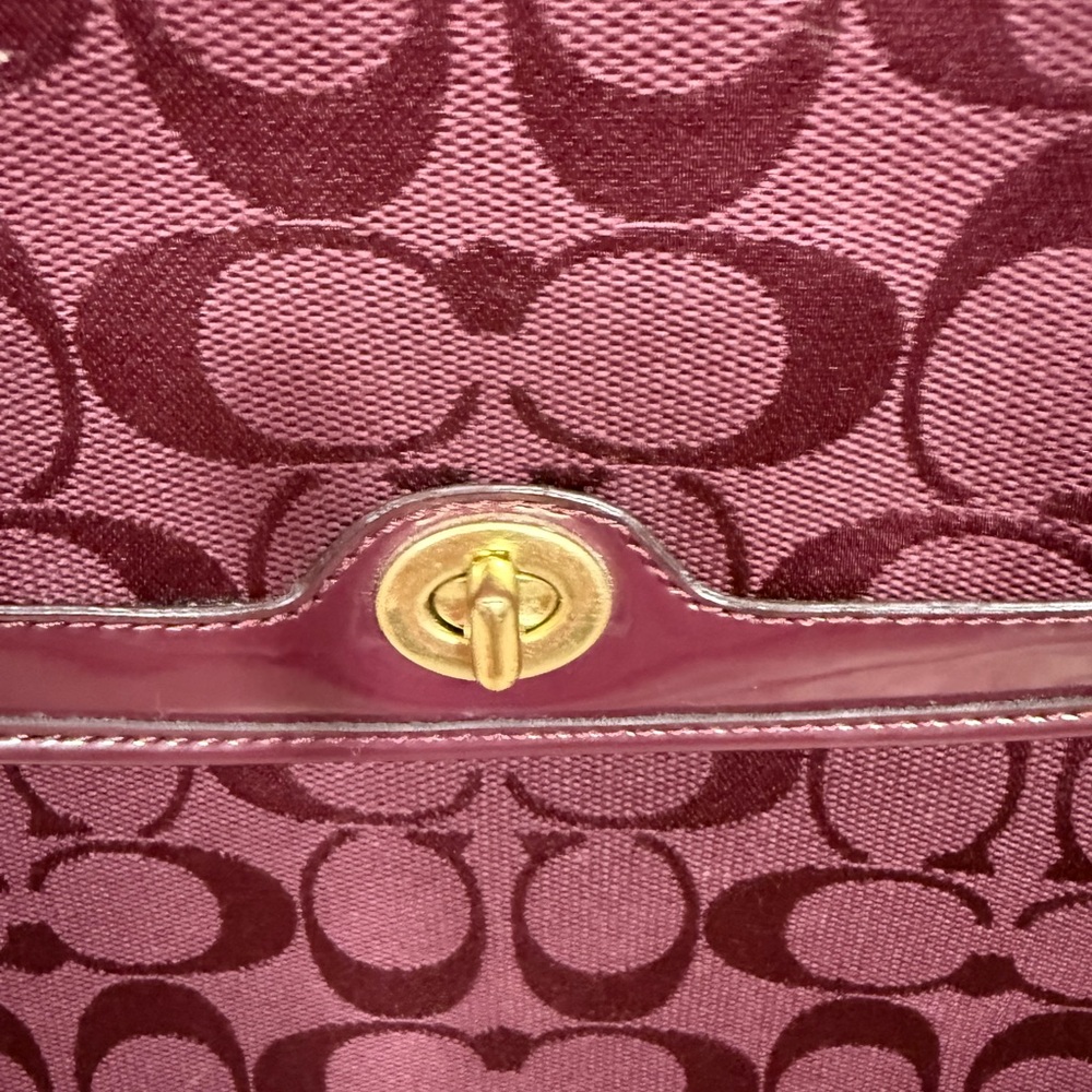 🆕 Coach burgundy fabric  signature C Bag with strap - Picture 6 of 8